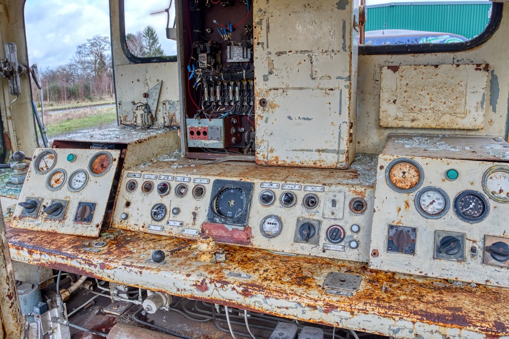 HDR urbex trein train chemin de fer Junkyard urban graffiti oldtimer junk decay vervallen abandoned abondonne vandalisme